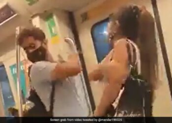 Girl Fight With Boyfriend In Metro Internet Shocked To See This Viral Video