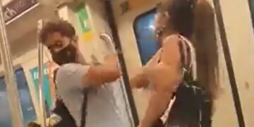 Girl Fight With Boyfriend In Metro Internet Shocked To See This Viral Video