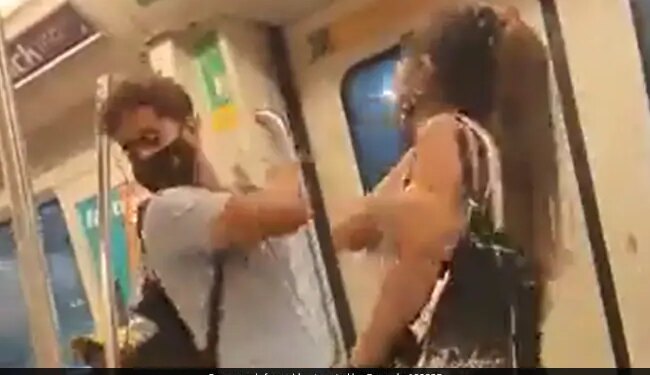 Girl Fight With Boyfriend In Metro Internet Shocked To See This Viral Video