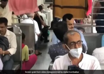 Mumbaikars Jugaad To Dry Clothes In Local Train Internet Amused To See This Funny Viral Video Of Mumbai Local