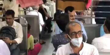 Mumbaikars Jugaad To Dry Clothes In Local Train Internet Amused To See This Funny Viral Video Of Mumbai Local