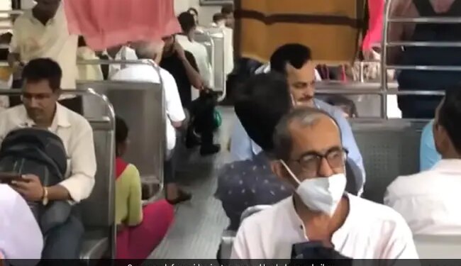 Mumbaikars Jugaad To Dry Clothes In Local Train Internet Amused To See This Funny Viral Video Of Mumbai Local