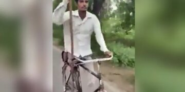 एक पैर से साइकिल चलाकर सड़क पर जा रहे इस शख्स का वीडियो लोगों को भावुक कर रहा है