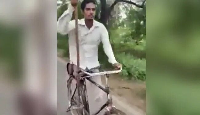 एक पैर से साइकिल चलाकर सड़क पर जा रहे इस शख्स का वीडियो लोगों को भावुक कर रहा है