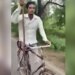 एक पैर से साइकिल चलाकर सड़क पर जा रहे इस शख्स का वीडियो लोगों को भावुक कर रहा है