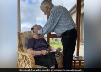 Elderly Man Combing Her Wife’s Hair Daughter Records Internet Gets Emotional To See This Cute Video