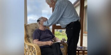 Elderly Man Combing Her Wife’s Hair Daughter Records Internet Gets Emotional To See This Cute Video