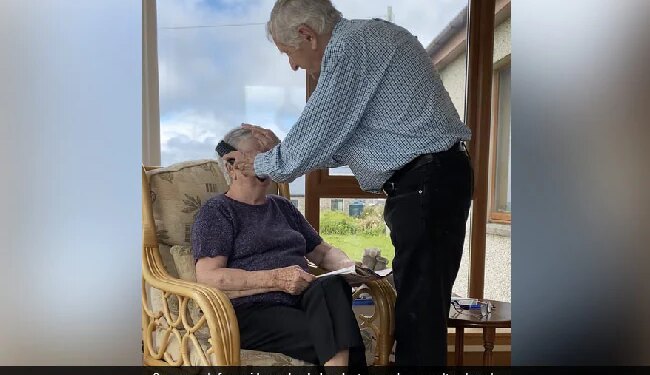 Elderly Man Combing Her Wife’s Hair Daughter Records Internet Gets Emotional To See This Cute Video