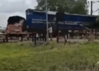 रेलवे ट्रैक पर फंस गया था ट्रक, सामने से आ रही ट्रेन ने मारी ज़ोरदार टक्कर, कैमरे में कैद हुआ भयानक हादसा