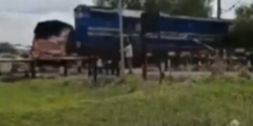 रेलवे ट्रैक पर फंस गया था ट्रक, सामने से आ रही ट्रेन ने मारी ज़ोरदार टक्कर, कैमरे में कैद हुआ भयानक हादसा
