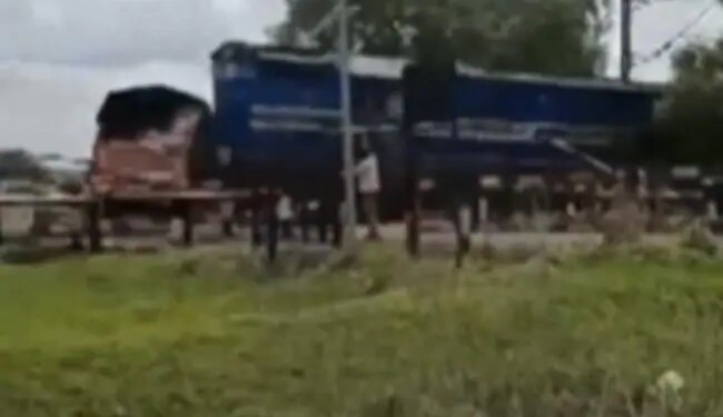 रेलवे ट्रैक पर फंस गया था ट्रक, सामने से आ रही ट्रेन ने मारी ज़ोरदार टक्कर, कैमरे में कैद हुआ भयानक हादसा