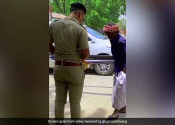Policeman Gifted New Slippers To Cart Puller Video Wins Hearts On Internet – सड़क पर नंगे पांव ठेला खींच रहा था शख्स, बुलाकर पुलिसवाले ने दीं नई चप्पलें, लोग बोले