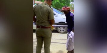 Policeman Gifted New Slippers To Cart Puller Video Wins Hearts On Internet – सड़क पर नंगे पांव ठेला खींच रहा था शख्स, बुलाकर पुलिसवाले ने दीं नई चप्पलें, लोग बोले