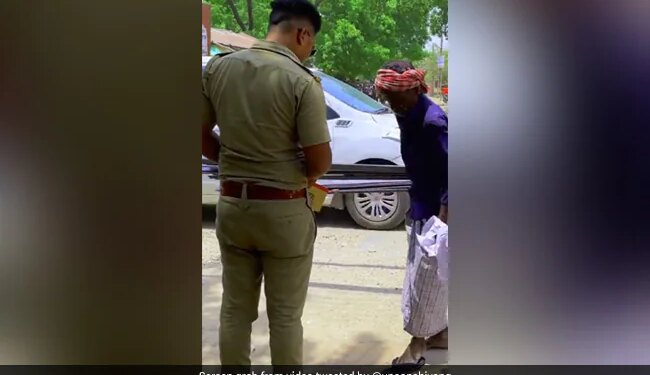 Policeman Gifted New Slippers To Cart Puller Video Wins Hearts On Internet – सड़क पर नंगे पांव ठेला खींच रहा था शख्स, बुलाकर पुलिसवाले ने दीं नई चप्पलें, लोग बोले