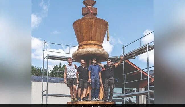 लकड़ी का बना शतरंज का सबसे बड़ा मोहरा "बादशाह", तस्वीर देख कर आपका मन Selfi लेने का होगा