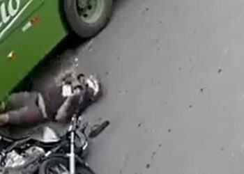The Biker Escapes Death, Bangalore Police Shares The Video And Says Helmet Saves Life – मौत के मुंह से निकला बाइकर, बेंगलुरू पुलिस ने शेयर किए वीडियो, कहा