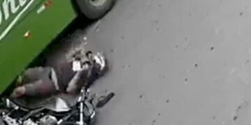 The Biker Escapes Death, Bangalore Police Shares The Video And Says Helmet Saves Life – मौत के मुंह से निकला बाइकर, बेंगलुरू पुलिस ने शेयर किए वीडियो, कहा