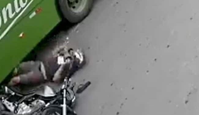 The Biker Escapes Death, Bangalore Police Shares The Video And Says Helmet Saves Life – मौत के मुंह से निकला बाइकर, बेंगलुरू पुलिस ने शेयर किए वीडियो, कहा