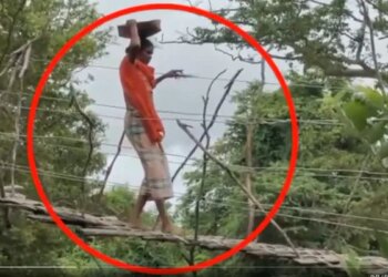 जान जोखिम में डालकर नदी के ऊपर लकड़ी के बने टूटे पुल से गुजर रहे लोग, दुर्घटना कभी भी हो सकती है