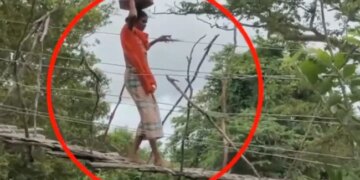 जान जोखिम में डालकर नदी के ऊपर लकड़ी के बने टूटे पुल से गुजर रहे लोग, दुर्घटना कभी भी हो सकती है