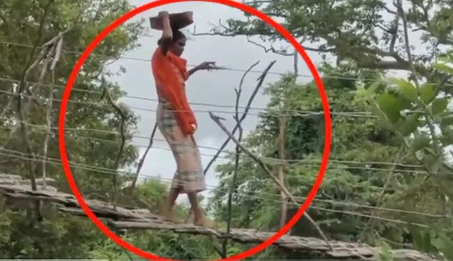 जान जोखिम में डालकर नदी के ऊपर लकड़ी के बने टूटे पुल से गुजर रहे लोग, दुर्घटना कभी भी हो सकती है