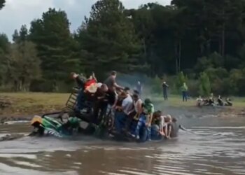 गाड़ी में 25 लोग थे सवार, इतरा कर सेल्फी ले रहे थे तभी गाड़ी पानी में डूब गई, जान बचा कर भागे लोग