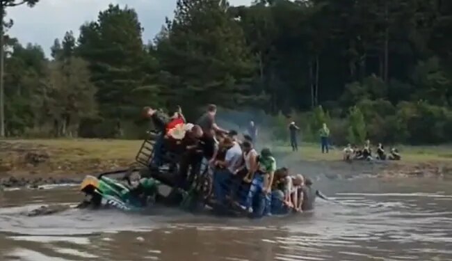 गाड़ी में 25 लोग थे सवार, इतरा कर सेल्फी ले रहे थे तभी गाड़ी पानी में डूब गई, जान बचा कर भागे लोग