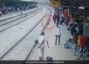 RPF Personnel Saved Man Who Slipped And Fell On Tracks Before The Arrival Of Train At KR Puram Railway Station Bengaluru – फिसलरकर रेल की पटरियों पर गिर पड़ा शख्स, RPF वालों ने जैसे ही उठाया, सामने से आ गई ट्रेन