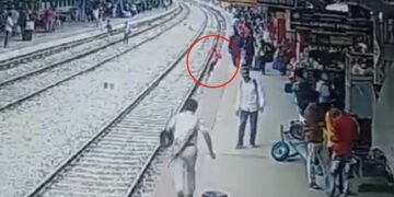 RPF Personnel Saved Man Who Slipped And Fell On Tracks Before The Arrival Of Train At KR Puram Railway Station Bengaluru – फिसलरकर रेल की पटरियों पर गिर पड़ा शख्स, RPF वालों ने जैसे ही उठाया, सामने से आ गई ट्रेन