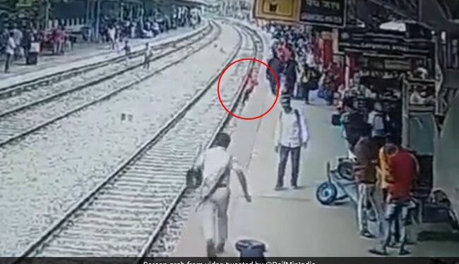 RPF Personnel Saved Man Who Slipped And Fell On Tracks Before The Arrival Of Train At KR Puram Railway Station Bengaluru – फिसलरकर रेल की पटरियों पर गिर पड़ा शख्स, RPF वालों ने जैसे ही उठाया, सामने से आ गई ट्रेन