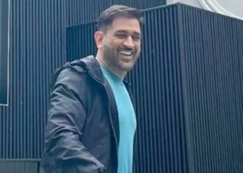 Seeing Dhoni On The Streets Of London, People Shout With Enthusiasm Saying No One Like Captain Dhoni