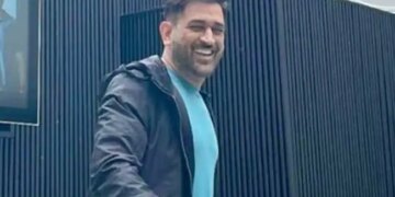 Seeing Dhoni On The Streets Of London, People Shout With Enthusiasm Saying No One Like Captain Dhoni
