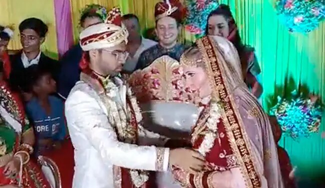 Indian Groom And Russian Bride Four Countries Guest Attend Wedding Ceremony In Kushinagar Uttar Pradesh