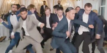 These Foreign Artists Performed Amazing Dance On The Desi Tune, The Video Is Going Viral – देसी गाने पर शादी में जमकर नाचे विदेशी लड़के, लोगों ने कहा