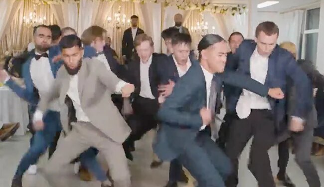 These Foreign Artists Performed Amazing Dance On The Desi Tune, The Video Is Going Viral – देसी गाने पर शादी में जमकर नाचे विदेशी लड़के, लोगों ने कहा