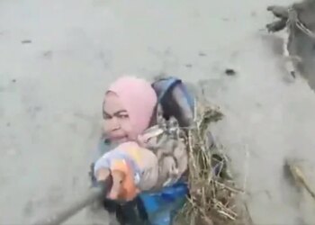 The Woman Was In The Face Of Death Due To The Flood, But Kept Taking Selfies, People Said – Save Your Life Didi! – बाढ़ के कारण मौत के मुंह में थी महिला, मगर सेल्फी लेती रही, लोगों ने कहा