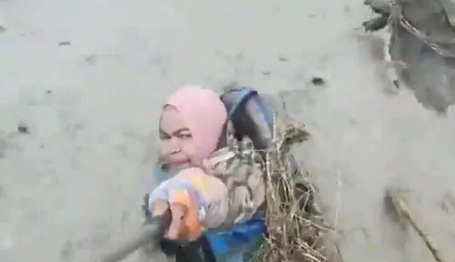 The Woman Was In The Face Of Death Due To The Flood, But Kept Taking Selfies, People Said – Save Your Life Didi! – बाढ़ के कारण मौत के मुंह में थी महिला, मगर सेल्फी लेती रही, लोगों ने कहा