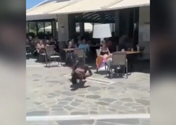 Lying On The Ground, This Person Started Dancing Like An Alien, People Said – From Which Planet Did You Come? – जमीन पर लेट कर एलियन की तरह डांस करने लगा ये शख्स, लोगों ने कहा