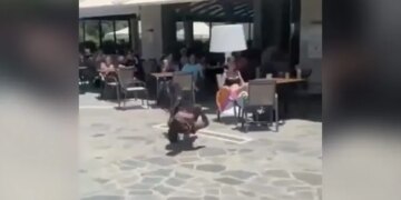 Lying On The Ground, This Person Started Dancing Like An Alien, People Said – From Which Planet Did You Come? – जमीन पर लेट कर एलियन की तरह डांस करने लगा ये शख्स, लोगों ने कहा