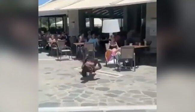 Lying On The Ground, This Person Started Dancing Like An Alien, People Said – From Which Planet Did You Come? – जमीन पर लेट कर एलियन की तरह डांस करने लगा ये शख्स, लोगों ने कहा