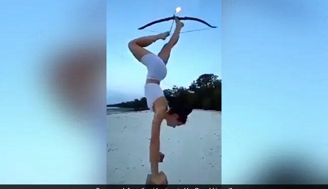 आग लगी हुई तीर को अपने दोनों पैरों की मदद से सही निशाना लगाकर इस लड़की ने सबको चौंका दिया