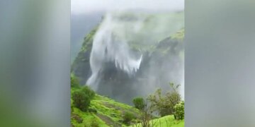 Waterfall Reverse Flow In Maharashtra Naneghat Mesmerises Internet Watch Video – भारत की इस जगह पर उल्टा बहता है झरना, अद्भुत नज़ारे को देख दंग रह गए लोग, बोले