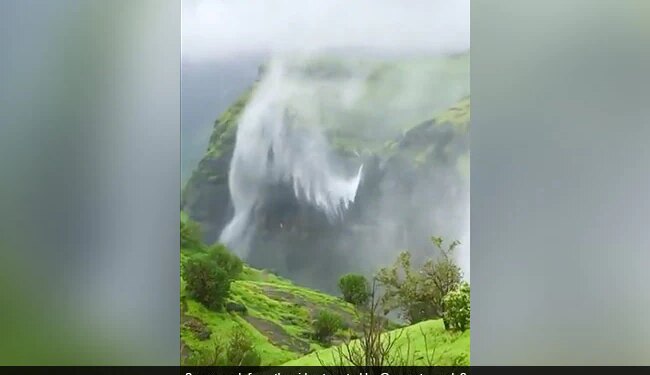 Waterfall Reverse Flow In Maharashtra Naneghat Mesmerises Internet Watch Video – भारत की इस जगह पर उल्टा बहता है झरना, अद्भुत नज़ारे को देख दंग रह गए लोग, बोले