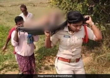 Female Policemen Carried The Dead Body Of The Orphaned Old Man On His Head For 2 Km, A Salute Is Made