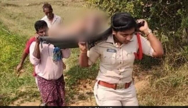 Female Policemen Carried The Dead Body Of The Orphaned Old Man On His Head For 2 Km, A Salute Is Made