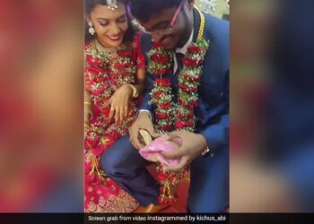 Bride Groom Feel Shy After Seeing Gift Given By Friend Then What Happened Next See Funny Wedding Video – दोस्तों ने दिया शादी का गिफ्ट, खोलते ही शर्म से पानी-पानी हुआ दूल्हा, दुल्हन भी हंसते-हंसते स्टेज पर हुई लोटपोट