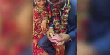 Bride Groom Feel Shy After Seeing Gift Given By Friend Then What Happened Next See Funny Wedding Video – दोस्तों ने दिया शादी का गिफ्ट, खोलते ही शर्म से पानी-पानी हुआ दूल्हा, दुल्हन भी हंसते-हंसते स्टेज पर हुई लोटपोट