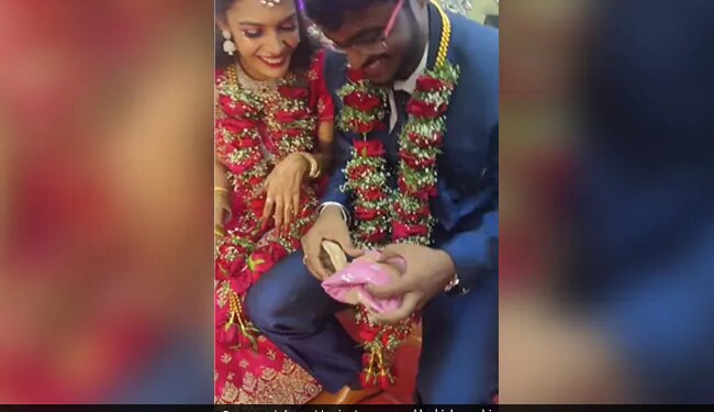 Bride Groom Feel Shy After Seeing Gift Given By Friend Then What Happened Next See Funny Wedding Video – दोस्तों ने दिया शादी का गिफ्ट, खोलते ही शर्म से पानी-पानी हुआ दूल्हा, दुल्हन भी हंसते-हंसते स्टेज पर हुई लोटपोट