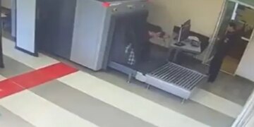 The Man Himself Entered The Security Machine With Luggage At The Airport, 66 Lakh People Watched The Video