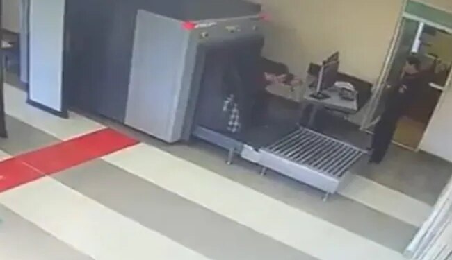 The Man Himself Entered The Security Machine With Luggage At The Airport, 66 Lakh People Watched The Video